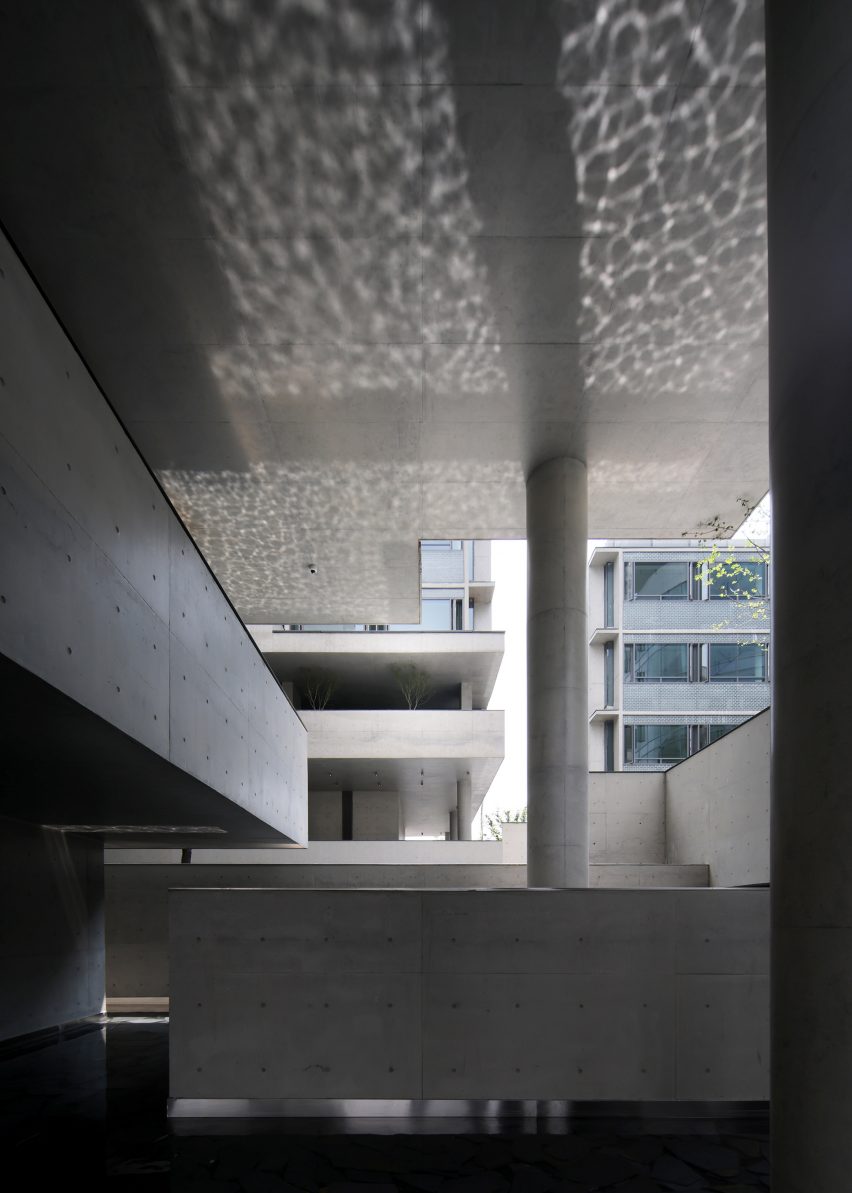 Luxelakes Floating Headquarters is an office complex in Chengdu that was designed by Vector Architects