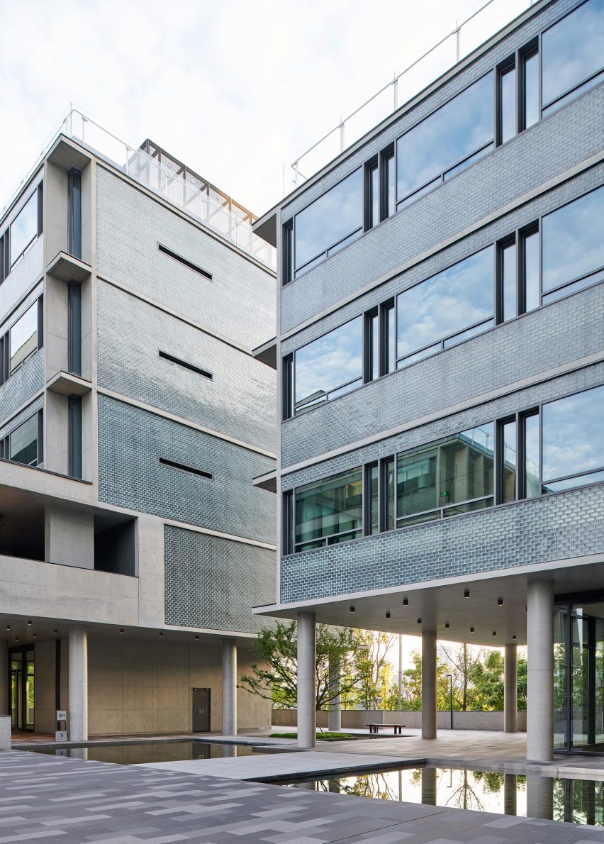 Luxelakes Floating Headquarters is an office complex in Chengdu that was designed by Vector Architects