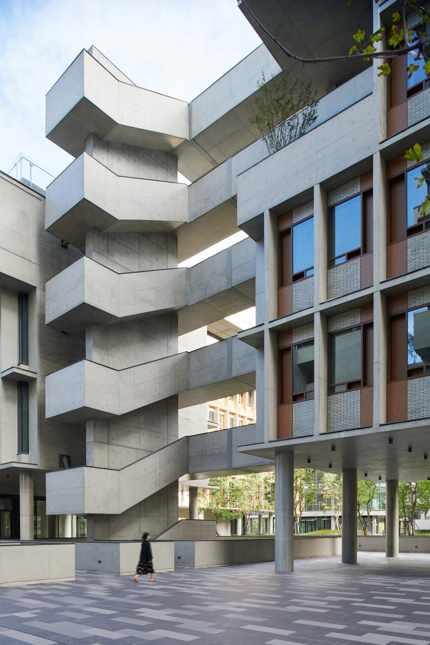 Luxelakes Floating Headquarters is an office complex in Chengdu that was designed by Vector Architects