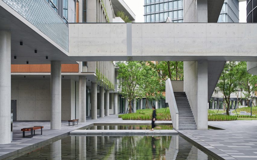 Luxelakes Floating Headquarters is an office complex in Chengdu that was designed by Vector Architects