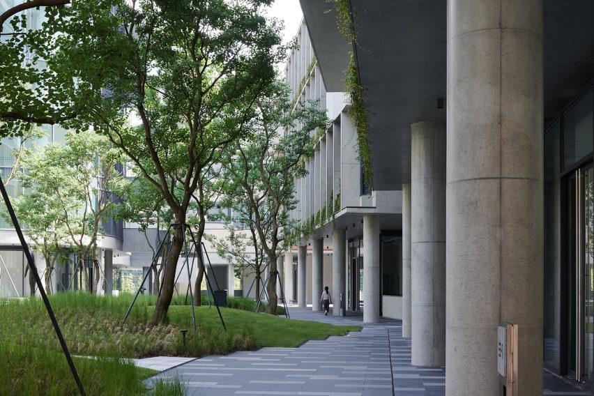 Luxelakes Floating Headquarters is an office complex in Chengdu that was designed by Vector Architects