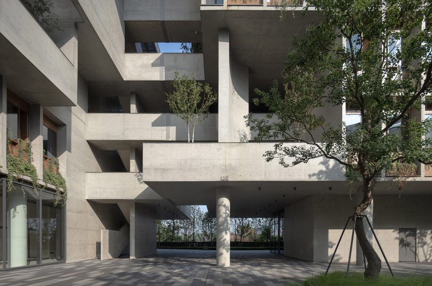 Luxelakes Floating Headquarters is an office complex in Chengdu that was designed by Vector Architects