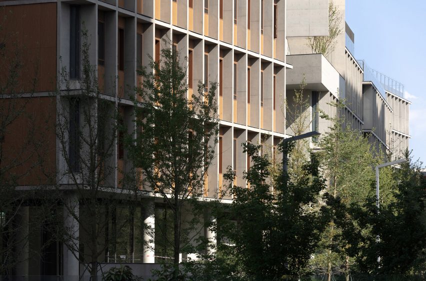 Luxelakes Floating Headquarters is an office complex in Chengdu that was designed by Vector Architects