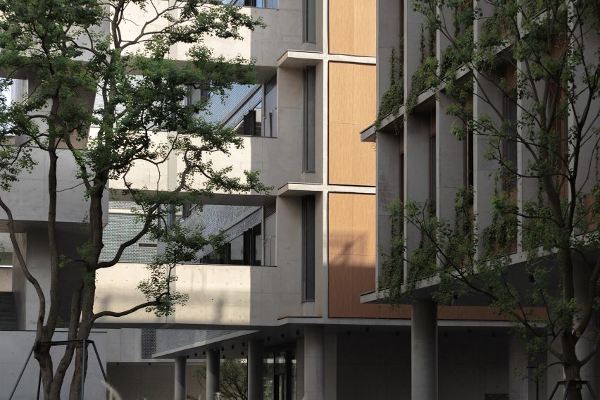 Luxelakes Floating Headquarters is an office complex in Chengdu that was designed by Vector Architects