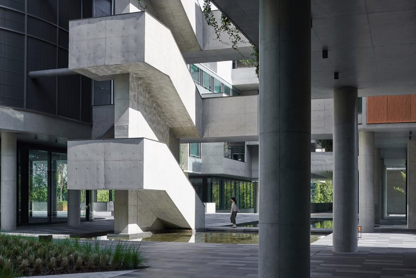 Luxelakes Floating Headquarters is an office complex in Chengdu that was designed by Vector Architects
