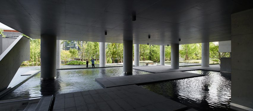 Luxelakes Floating Headquarters is an office complex in Chengdu that was designed by Vector Architects