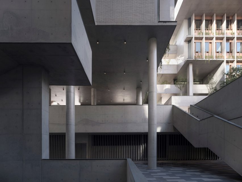 Luxelakes Floating Headquarters is an office complex in Chengdu that was designed by Vector Architects