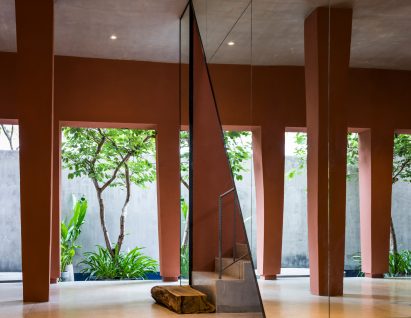 Image of a mirror walled fitness suite at Red Cave