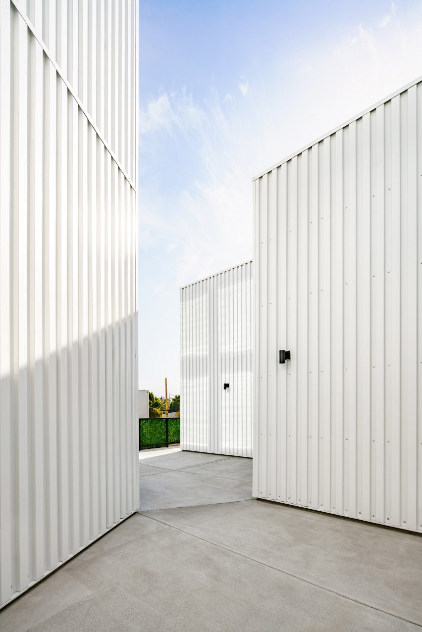 Magnolia hill white apartment aluminium
