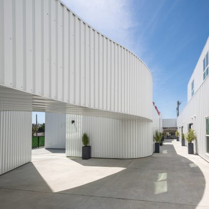 Brooks + Scarpa creates all-white Magnolia Hill Apartments in Los Angeles
