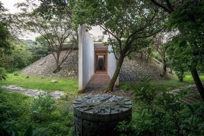 Entrance to the spa through thin corridor