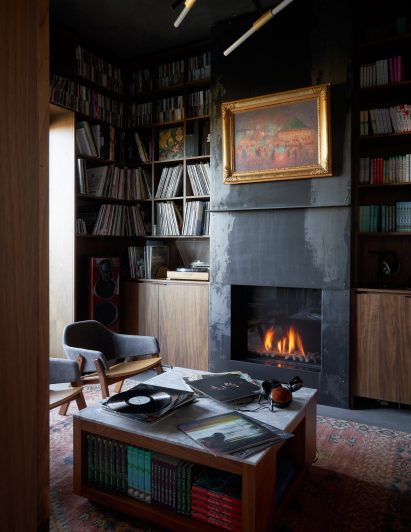 sitting room with fire place
