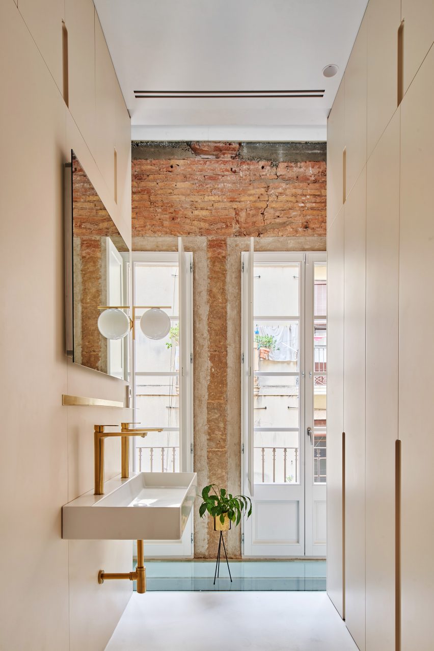 Bathroom inside BSP20 House by Raúl Sánchez Architects