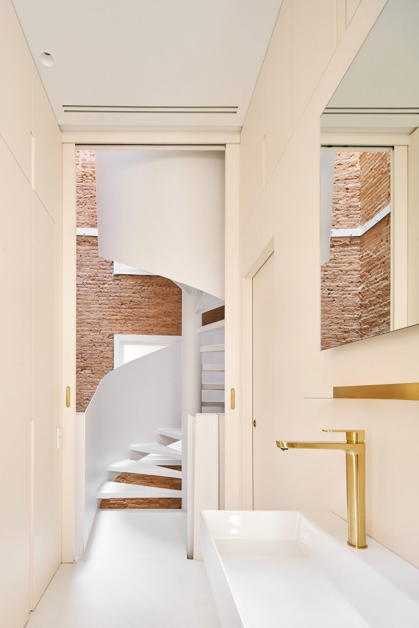 Bathroom inside BSP20 House by Raúl Sánchez Architects