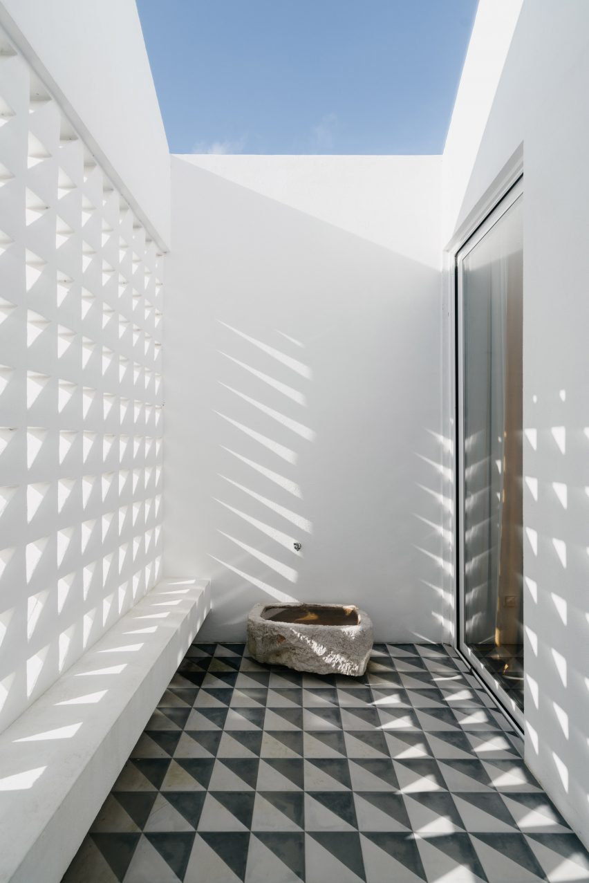 Portuguese farmhouse by Atelier Data