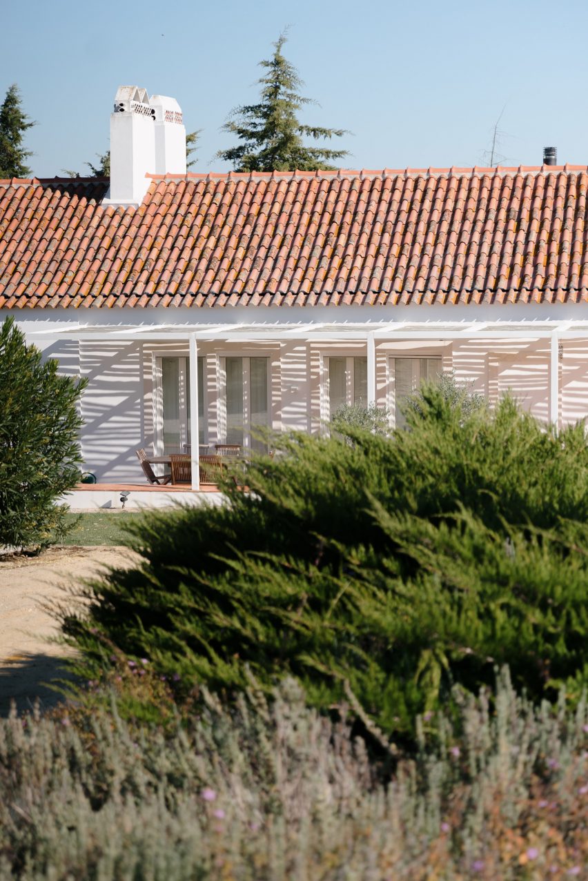 Portuguese farmhouse by Atelier Data