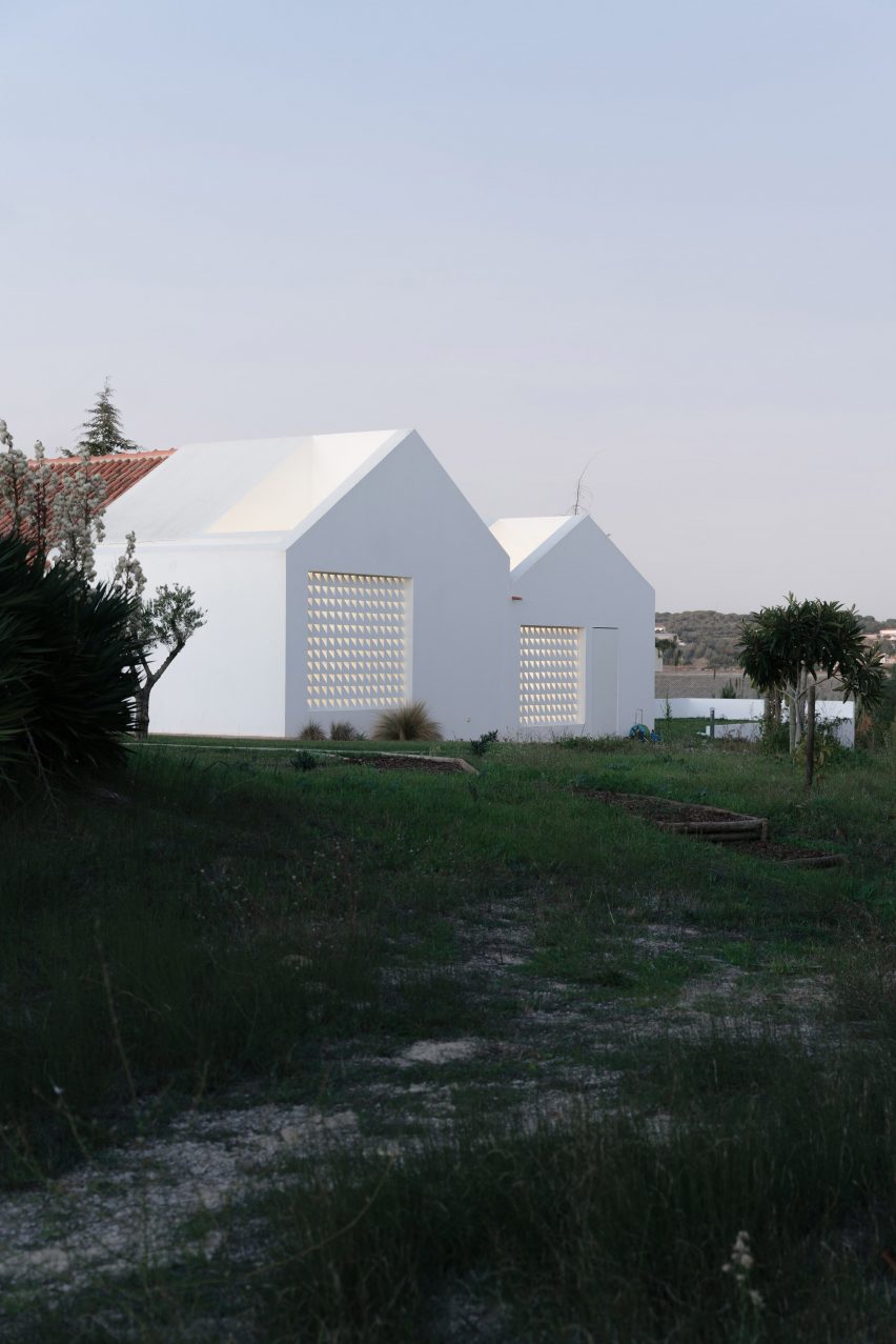 Portuguese farmhouse by Atelier Data