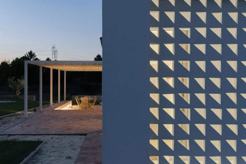Portuguese farmhouse by Atelier Data