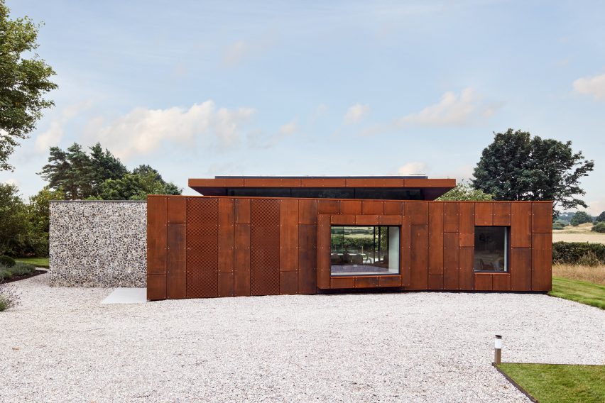 Flint and Corten home by Hudson Architects