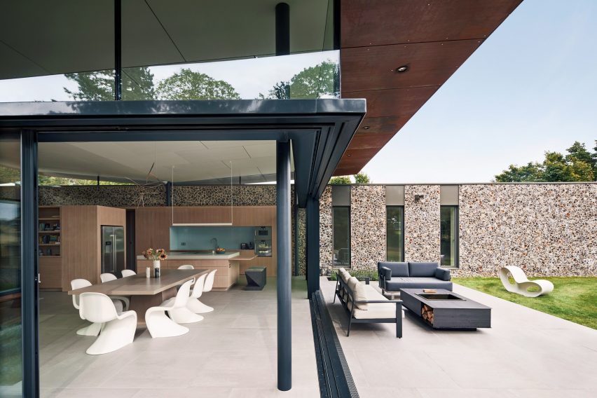 Flint and Corten home by Hudson Architects
