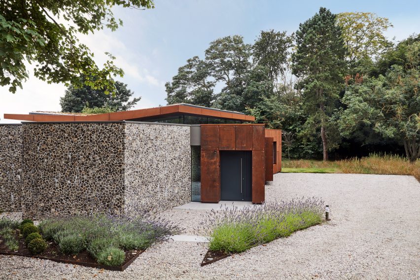 Flint and Corten home by Hudson Architects