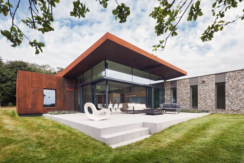Flint and Corten home by Hudson Architects