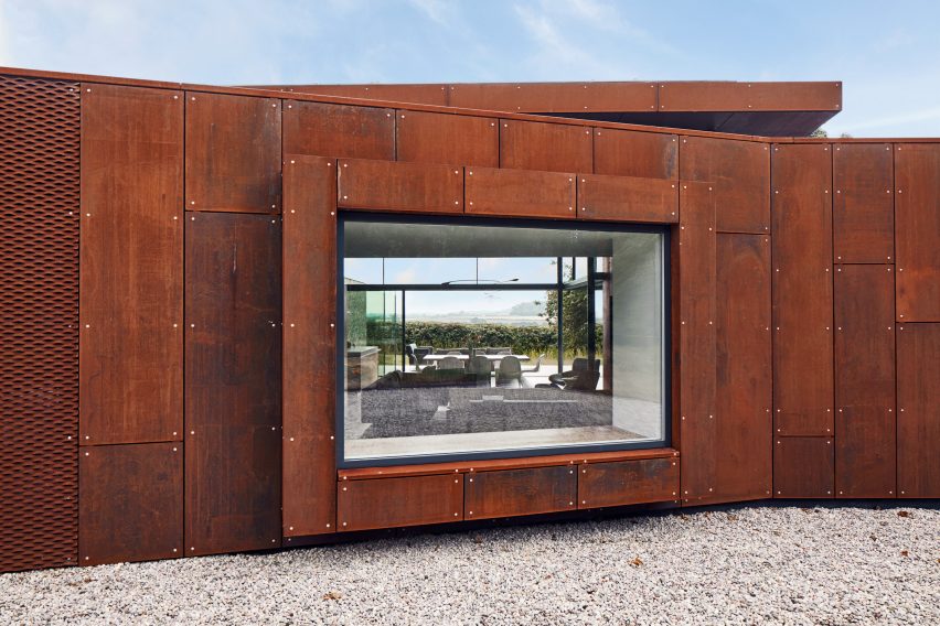 Flint and Corten home by Hudson Architects