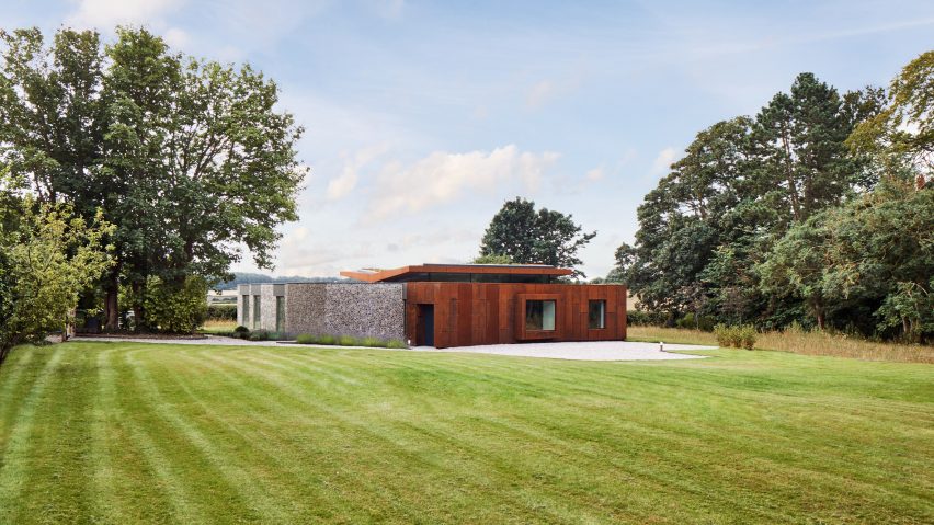 Flint and Corten home by Hudson Architects
