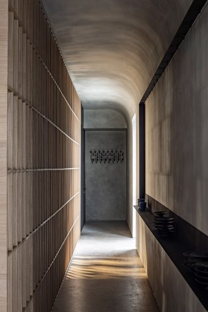 Entrance corridor with latticework divider in Tel Aviv restaurant designed by Pitsou Kedem