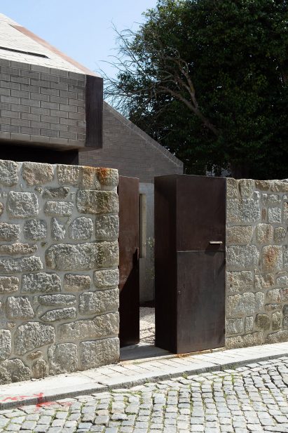 Entrance to the House in Rua Direita de Franco by WeStudio and Made
