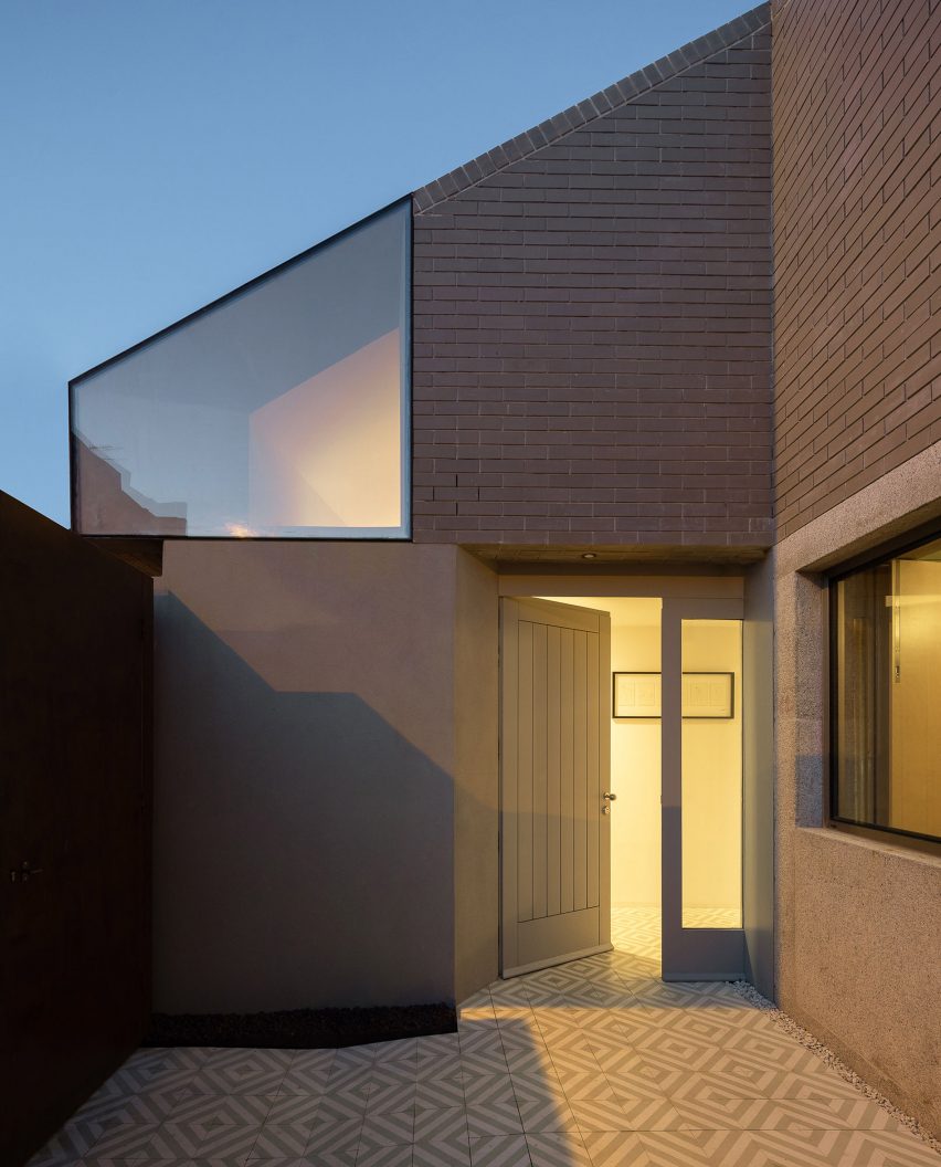 Entrance of the House in Rua Direita de Franco by WeStudio and Made