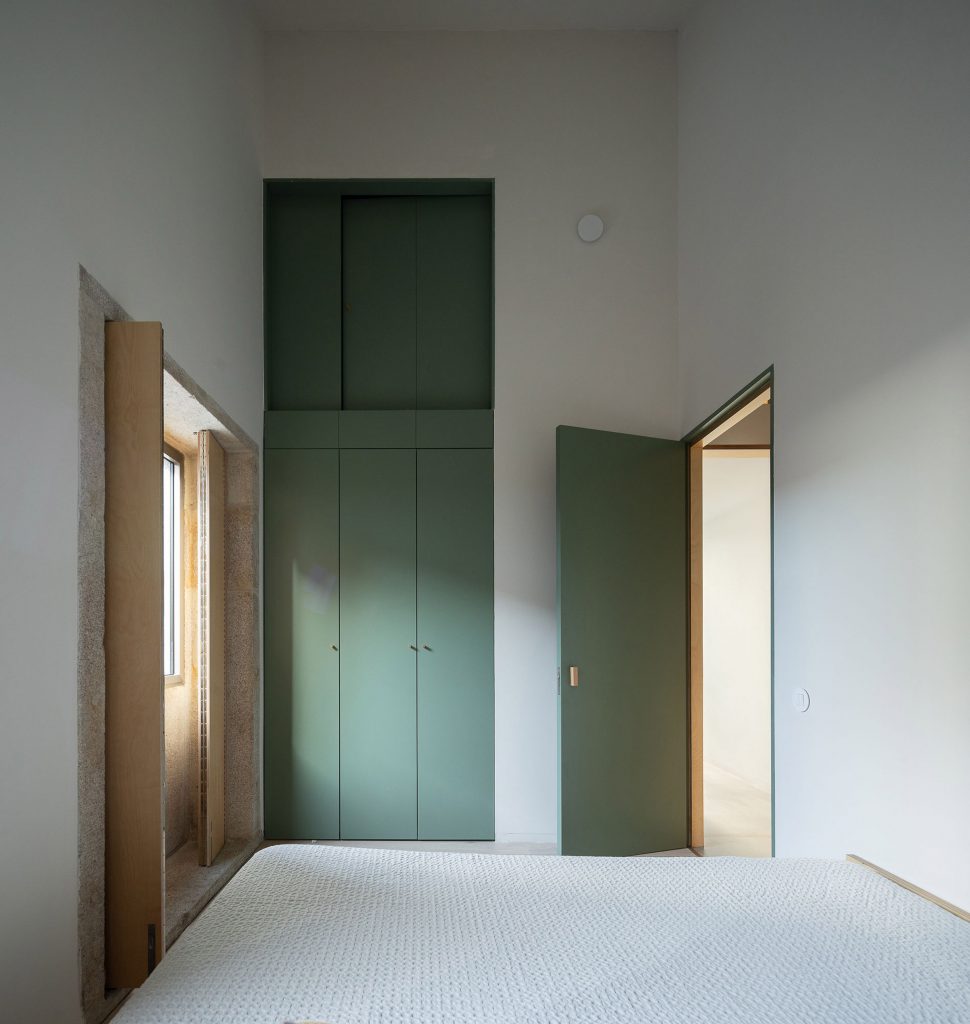 Bedroom of the House in Rua Direita de Franco by WeStudio and Made