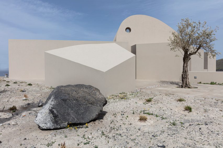 Monolithus is a holiday home in Santorini that was designed by Kapsimalis Architects