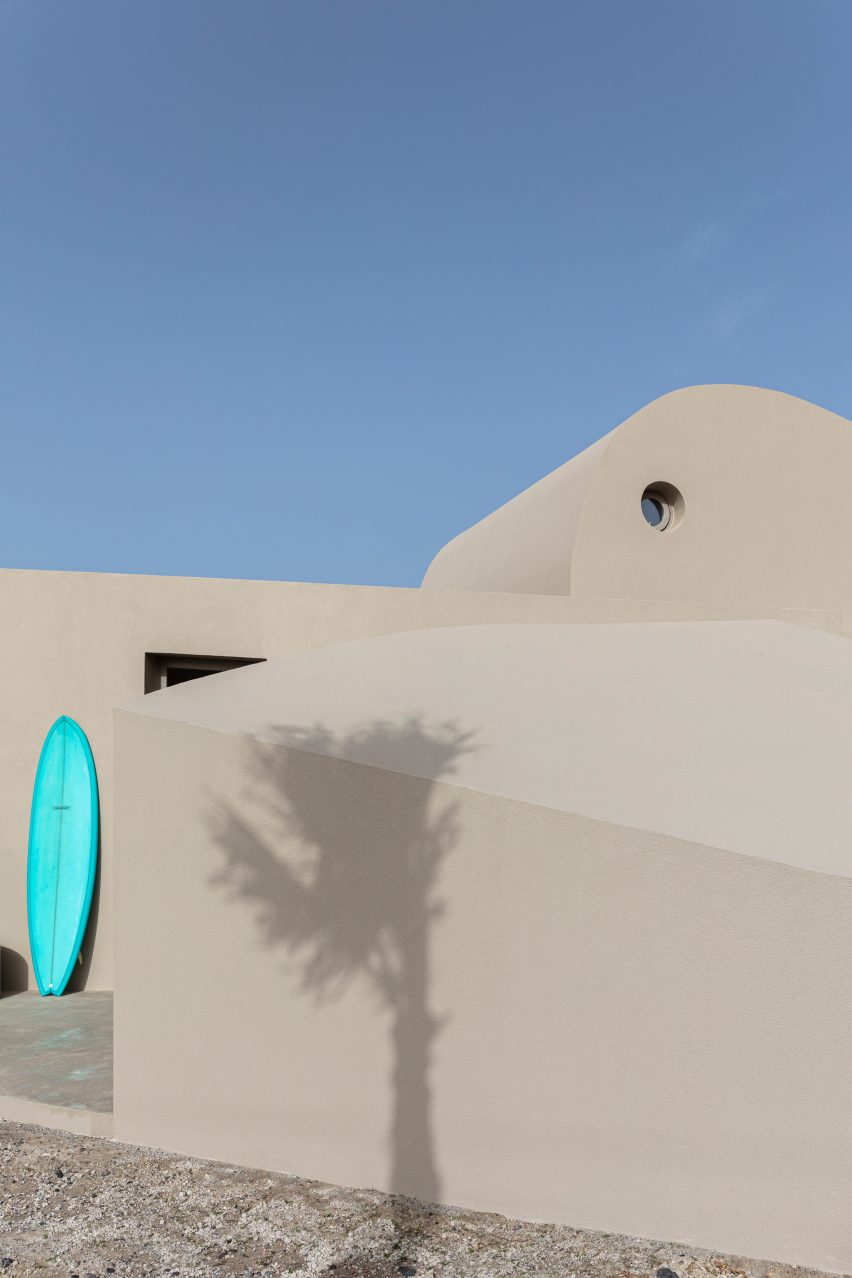 Monolithus is a holiday home in Santorini that was designed by Kapsimalis Architects
