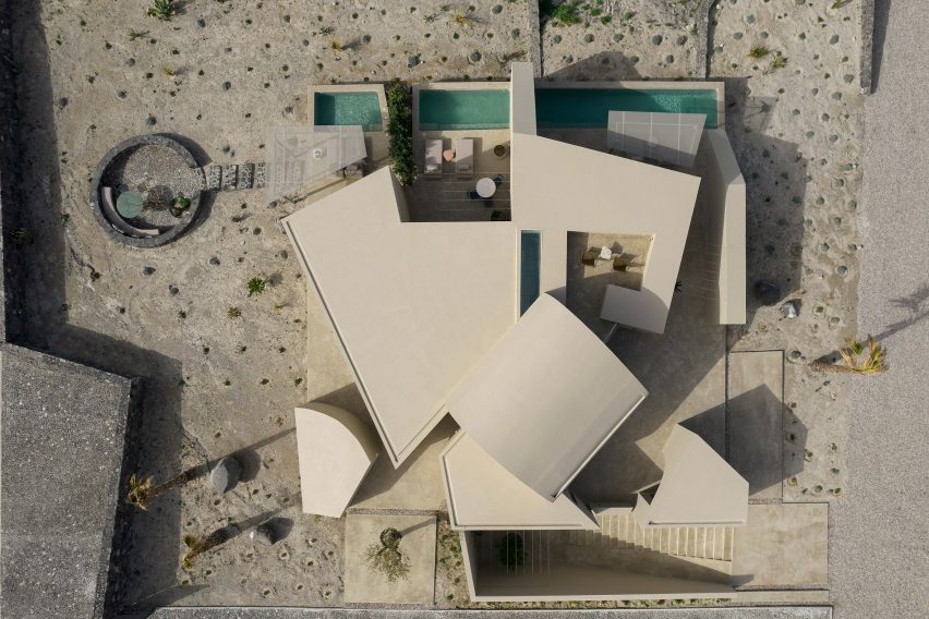 Monolithus is a holiday home in Santorini that was designed by Kapsimalis Architects