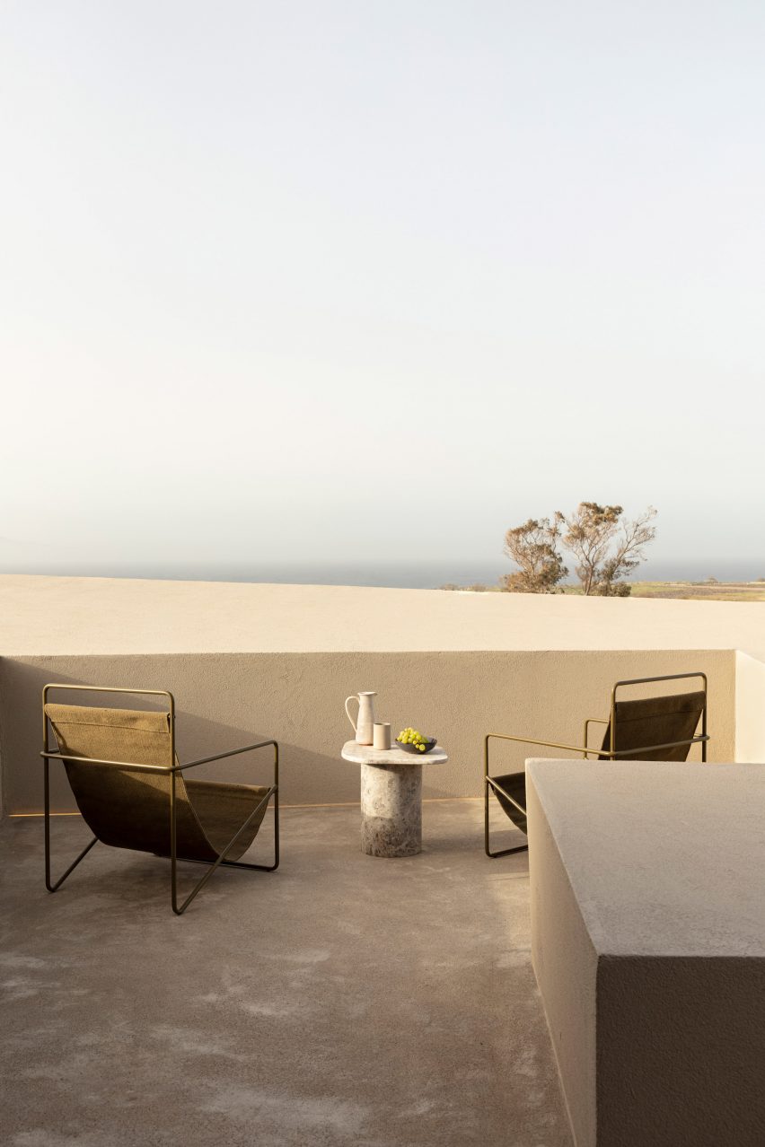 Monolithus is a holiday home in Santorini that was designed by Kapsimalis Architects