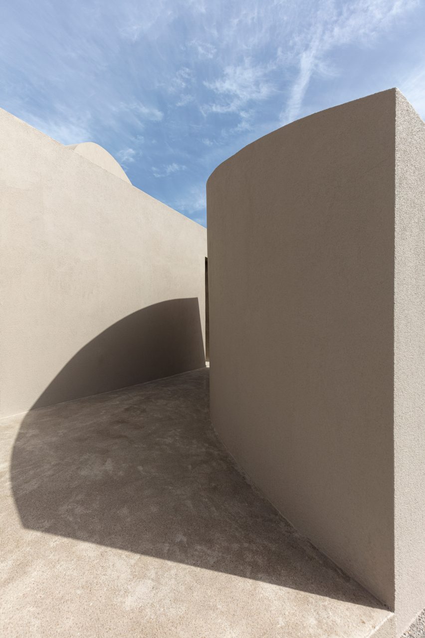 Monolithus is a holiday home in Santorini that was designed by Kapsimalis Architects