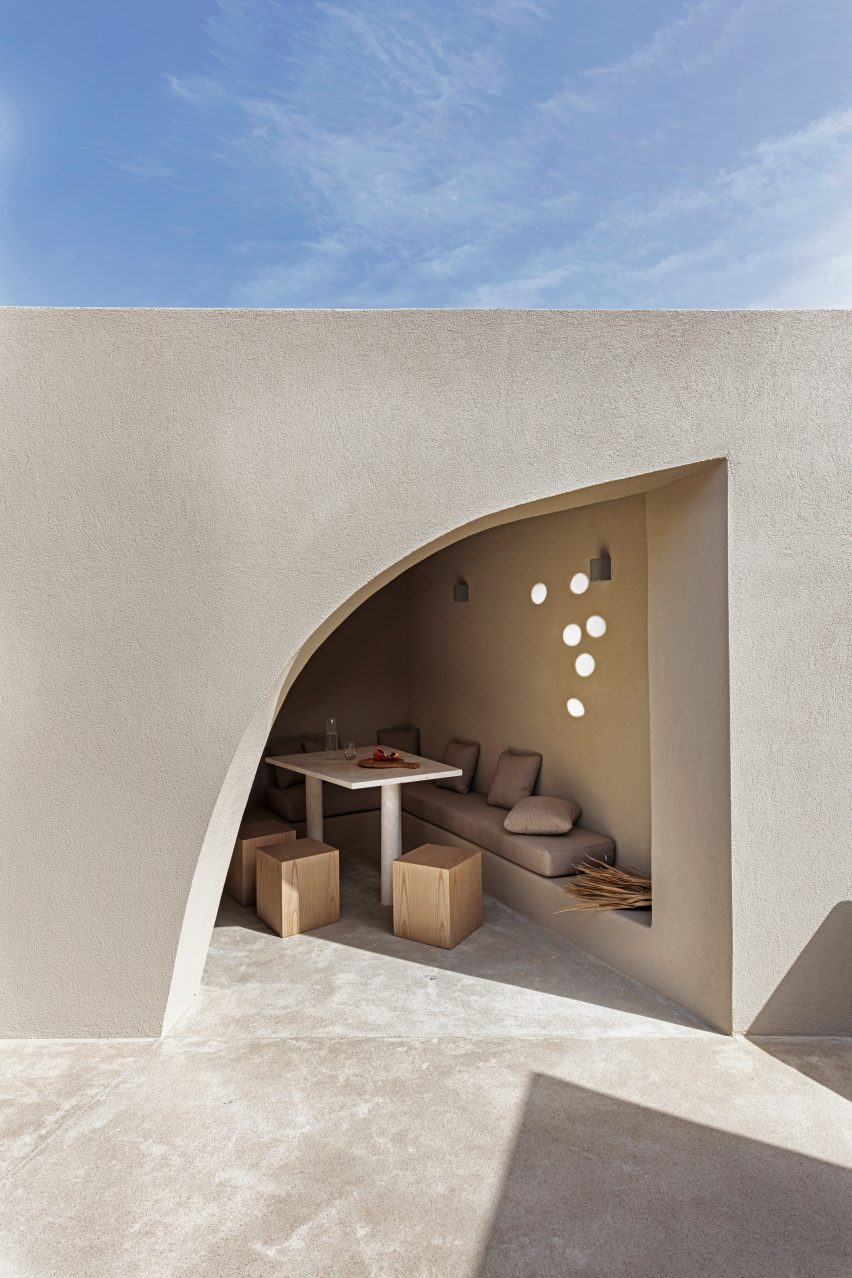 Monolithus is a holiday home in Santorini that was designed by Kapsimalis Architects