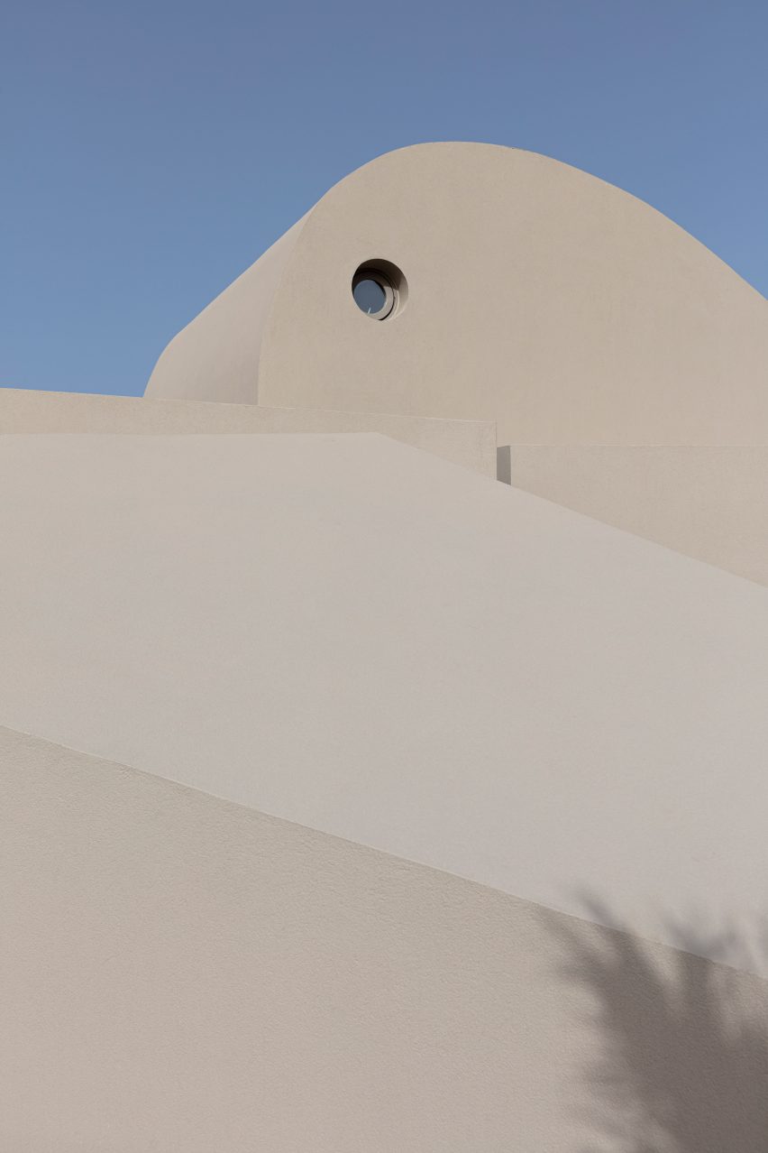 Monolithus is a holiday home in Santorini that was designed by Kapsimalis Architects