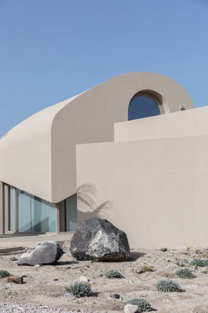 Image of the exterior of Monolithus surrounded by rocks