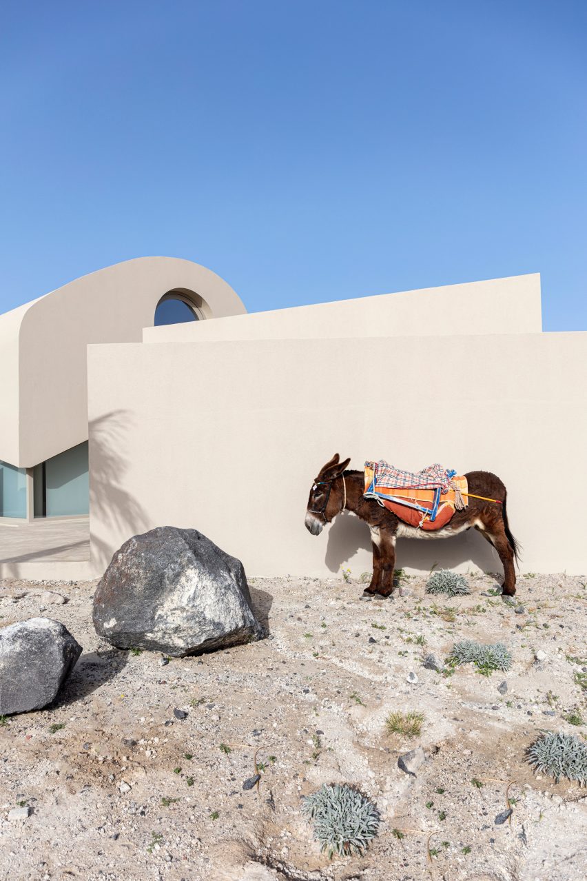 Monolithus is a holiday home in Santorini that was designed by Kapsimalis Architects