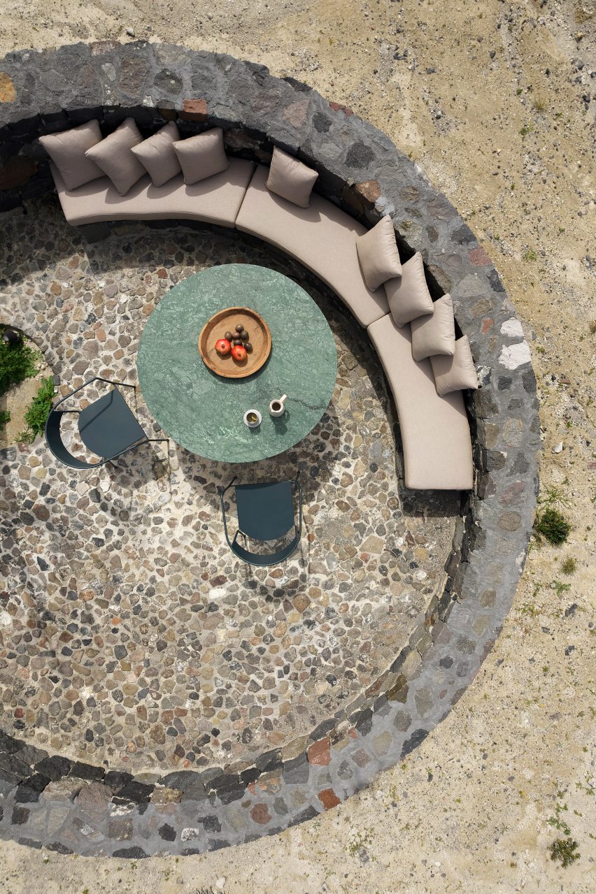 Monolithus is a holiday home in Santorini that was designed by Kapsimalis Architects