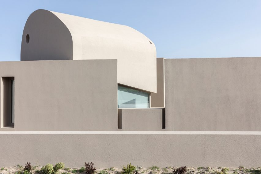 Monolithus is a holiday home in Santorini that was designed by Kapsimalis Architects