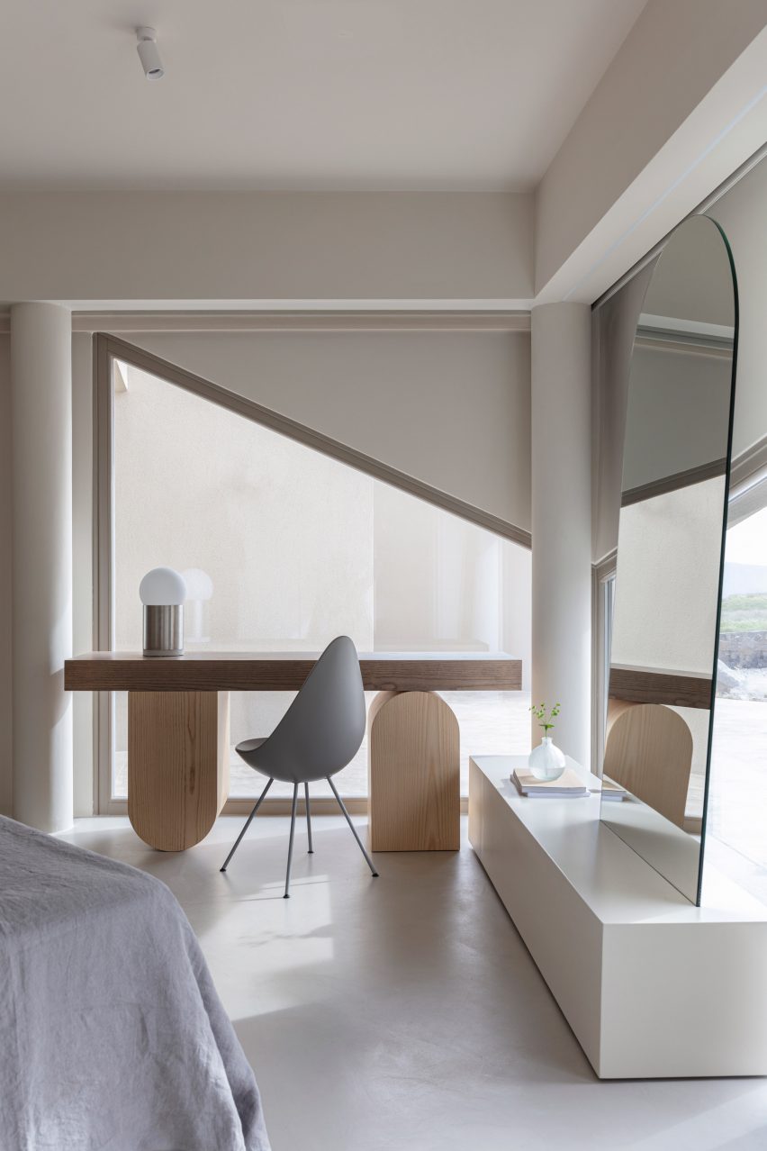 Monolithus is a holiday home in Santorini that was designed by Kapsimalis Architects