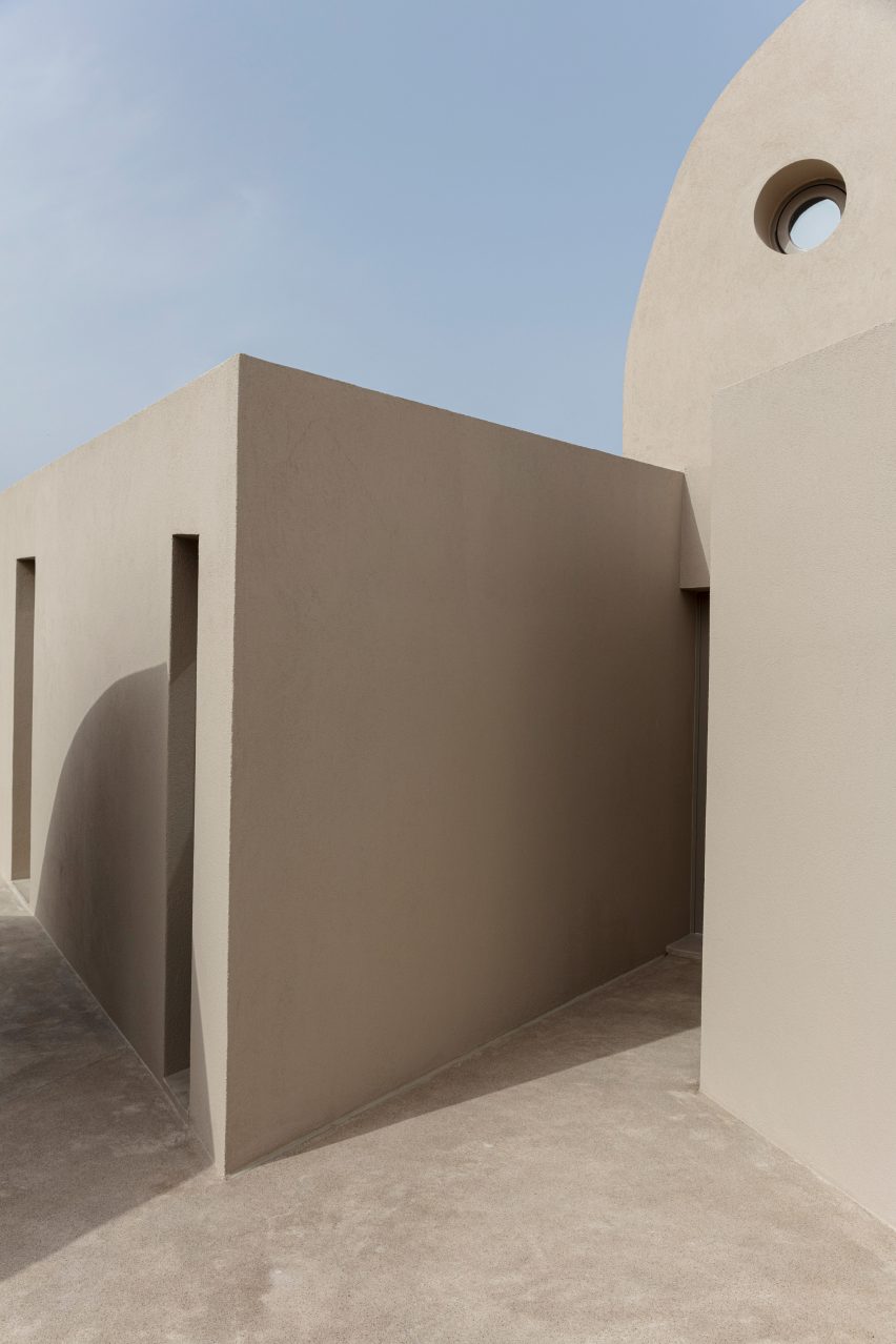 Monolithus is a holiday home in Santorini that was designed by Kapsimalis Architects