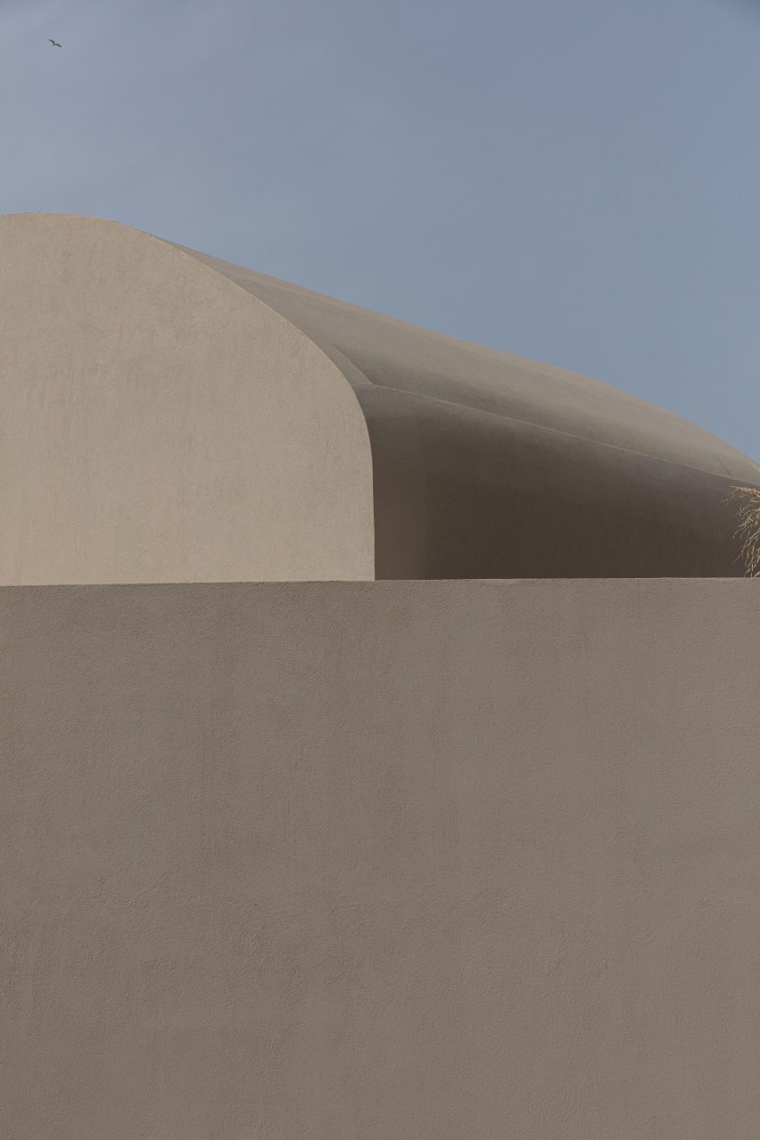Monolithus is a holiday home in Santorini that was designed by Kapsimalis Architects