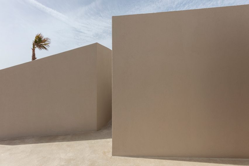 Monolithus is a holiday home in Santorini that was designed by Kapsimalis Architects