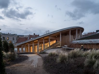HC Anderson hus has a sloped roof that protrudes from below ground