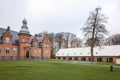 The Supportive housing in Stubberupgård is pictured next to a manor house