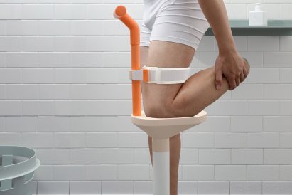 Below-knee amputee in a Lytra shower leg prosthesis by Harry Teng